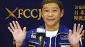 El multimillonario japonés Yusaku Maezawa saluda durante una conferencia de prensa, el viernes 7 de enero de 2022, en el Club de Corresponsales Extranjeros en Tokio. El multimillonario japonés Yusaku Maezawa saluda durante una conferencia de prensa, el viernes 7 de enero de 2022, en el Club de Corresponsales Extranjeros en Tokio.