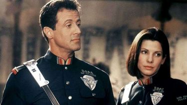Sylvester Stallone y Sandra Bullock en Demolition Man