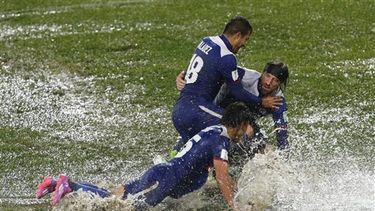 Hugo Pavone celebra tras marcar un gol de Cruz Azul ante el Sydney Wanderers en el Mundial de Clubes. (AP)