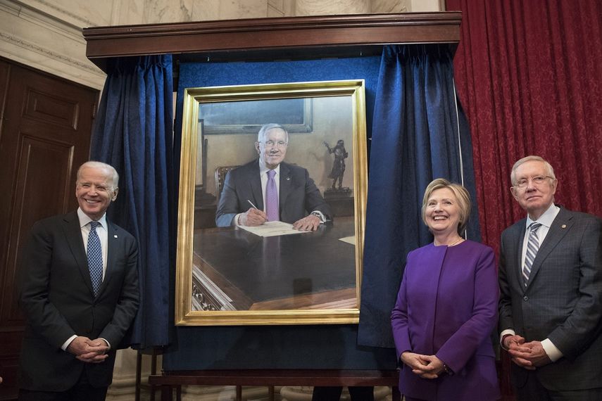 Joe Biden y Hillary Clinton posan junto al presidente del Senado de EEUU, Harry&nbsp;Reid&nbsp;