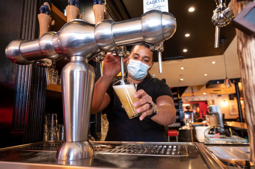 Un empleado en un bar-restaurante.