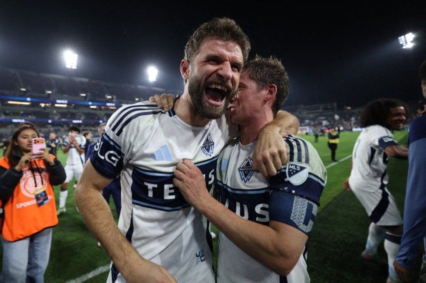 Thomas Müller #13 y Ryan Gauld #25 del Vancouver Whitecaps FC celebran tras ganar la final de la conferencia oeste de la Audi 2025 MLS Cup entre el San Diego FC y el Vancouver Whitecaps FC en el Estadio Snapdragon el 29 de noviembre de 2025 en San Diego, California.&nbsp;