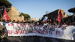 Los participantes asisten a una manifestación de los Movimientos para el Hogar tras el desalojo de un refugiado en la plaza Indipendenza, Roma, Italia.