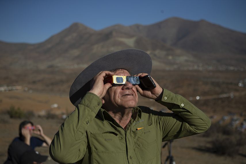 Un hombre observa un eclipse solar total desde La Higuera, Chile.