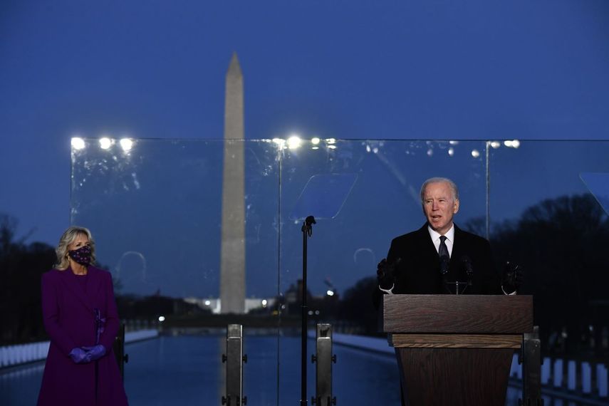 La primera dama entrante Jill Biden, y el presidente electo Joe Biden, rindió este martes homenaje a los 400.000 fallecidos por COVOD-19.