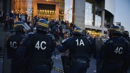 Policía en París reprime a manifestantes.&nbsp;