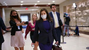 La representante republicana Elise Stefanik, respaldada por los líderes del partido para reemplazar a Liz Cheney como número 3 del bloque, arriba a una reunión en el Capitolio, Washington, 13 de mayo de 2021.
