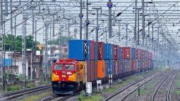 Un tren con carga comercial en India.