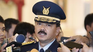 En esta foto de archivo del 18 de enero de 2017, el entonces jefe de estado mayor de la fuerza aérea de Indonesia, mariscal del aire Hadi Tjahjanto, habla con la prensa después de su juramentación en el palacio presidencial en Yakarta.&nbsp; 