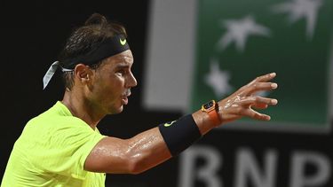 El espa&ntilde;ol Rafael Nadal hace un gesto durante su partido ante el argentino Diego Schwartzman, en el Abierto de Italia, el s&aacute;bado 19 de septiembre de 2020&nbsp;