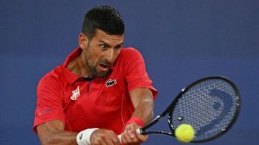 El tenista serbio Novak Djokovic devuelve la pelota contra Matthew Ebden de Australia durante la competencia de tenis individual masculino en los Juegos Olímpicos de Verano de 2024, el sábado 27 de julio de 2024, en París, Francia.&nbsp;