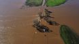 Tres vehículos yacen bajo el agua en la calle Dillard al oeste de la autopista 99 en el sur del condado Sacramento, el domingo 1 de enero de 2023, en Wilton, California.&nbsp; &nbsp;