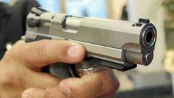 De acuerdo con datos oficiales más de un millón de personas en la Florida poseen armas de fuego. De acuerdo con datos oficiales más de un millón de personas en la Florida poseen armas de fuego.