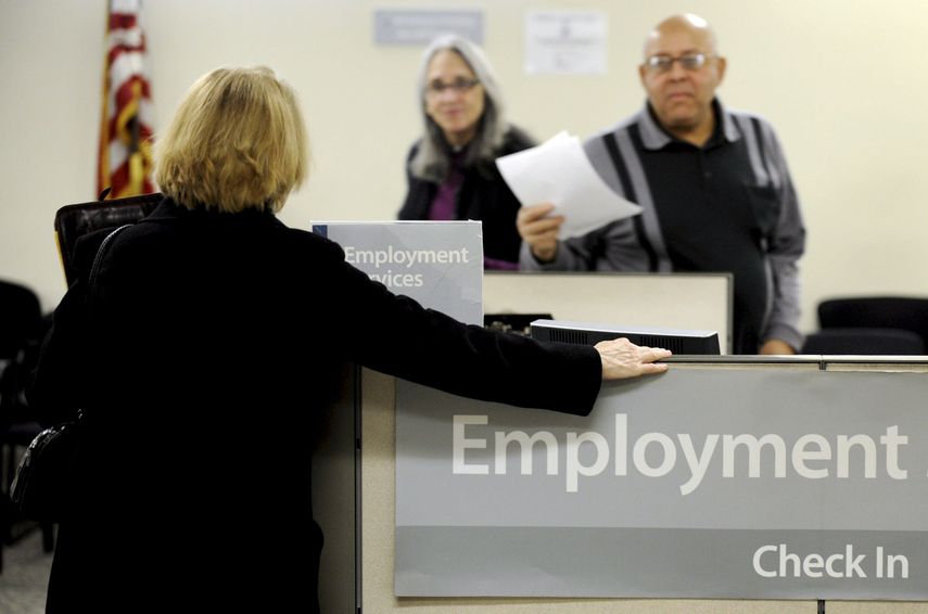 Una mujer espera a ser atendida en una oficina de desempleo.
