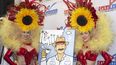 Dos bailarinas posan junto al afiche de Cuba Nostalgia, creado por el artista cubanoamericano Carlos A. Navarro.