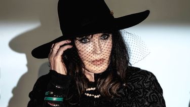 La actriz francesa Isabelle Adjani posa durante una fotocelda en el Festival de la Ficción en La Rochelle, oeste de Francia, el 16 de septiembre de 2022.