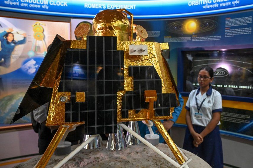 Estudiantes de la escuela observan un modelo del módulo de aterrizaje (LM) de Chandrayaan-3 llamado Vikram, en un museo técnico en Calcuta el 23 de agosto de 2023. El intento de la India de convertirse en la primera nación en aterrizar una nave espacial en el polo sur de la Luna se acerca a su conclusión. el 23 de agosto, el último impulso lunar que ha atraído a las principales potencias del mundo y a nuevos jugadores.  