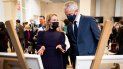 El ministro de Economía francés, Bruno Le Maire (derecha), habla con la nieta de Pablo Picasso, Diana Widmaier Picasso, en el Museo Picasso de París, el 20 de septiembre de 2021. Su hija Maya ha regalado nueve obras de arte de Picasso a Francia. El ministro de Economía francés, Bruno Le Maire (derecha), habla con la nieta de Pablo Picasso, Diana Widmaier Picasso, en el Museo Picasso de París, el 20 de septiembre de 2021. Su hija Maya ha regalado nueve obras de arte de Picasso a Francia.