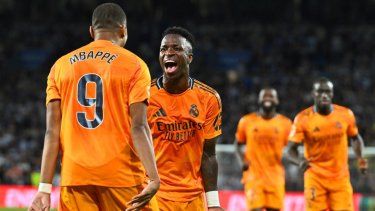 Kylian Mbappé, del Real Madrid, celebra con Vinicius Júnior tras anotar el segundo gol del equipo en el triunfo ante la Real Sociedad en la liga española, el sábado 14 de septiembre del 2024.
