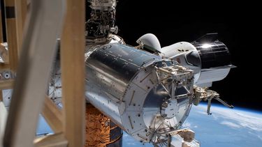Fotograf&iacute;a del 1 de julio de 2020 proporcionada por la NASA en la que aparece la c&aacute;psula Dragon de la firma SpaceX (extrema derecha), acoplada a la Estaci&oacute;n Espacial Internacional, durante una caminata espacial de los astronautas Bob Behnken y Chris Cassidy.&nbsp;
