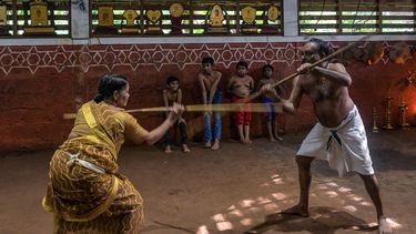 Esta fotografía muestra a Meenakshi Amma (izquierda) junto con su hijo Sajeev Kumar, practicantes y maestros de Kalaripayattu, un arte marcial tradicional originado en Kerala, en su escuela familiar.    