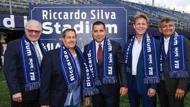 Silva acompañado de otros directivos durante la ceremonia en el estadio del Miami FC.
