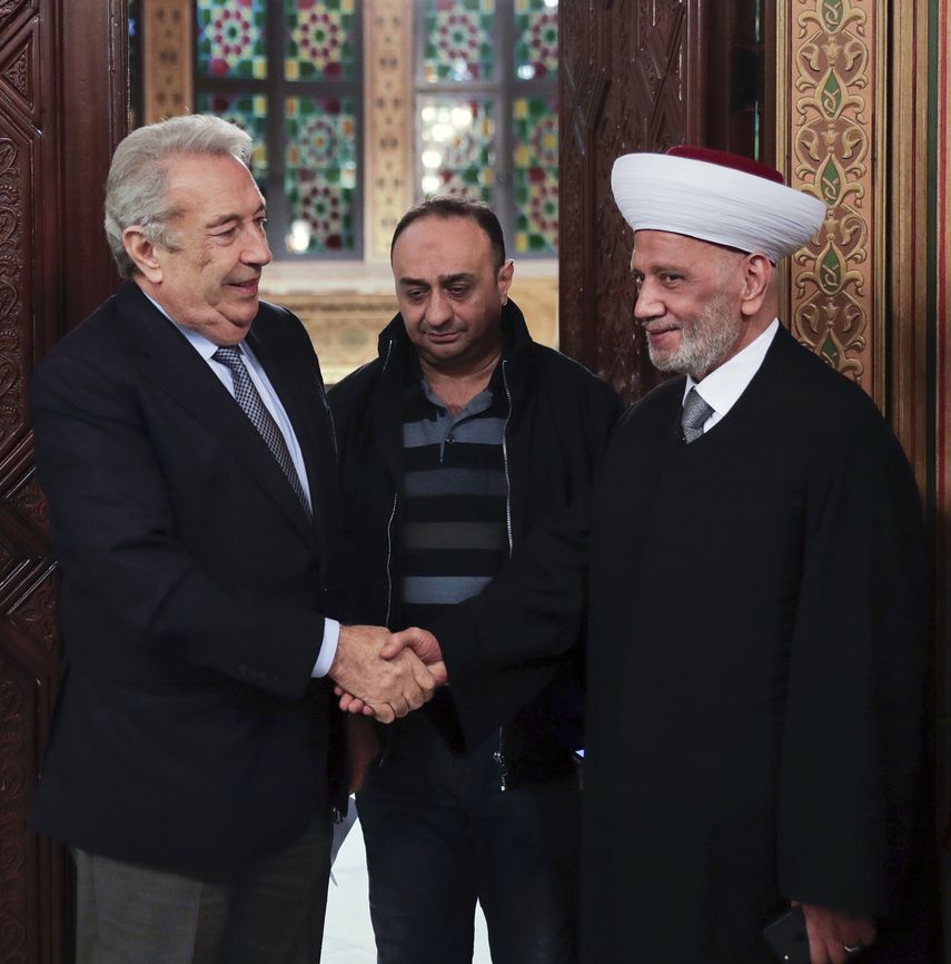 El gran mufti del L&iacute;bano Abdul Latif Derian (der) con el pol&iacute;tico liban&eacute;s Samir Khatib en Beirut el 8 de diciembre del 2019. Foto difundida por el gobierno liban&eacute;s.&nbsp;