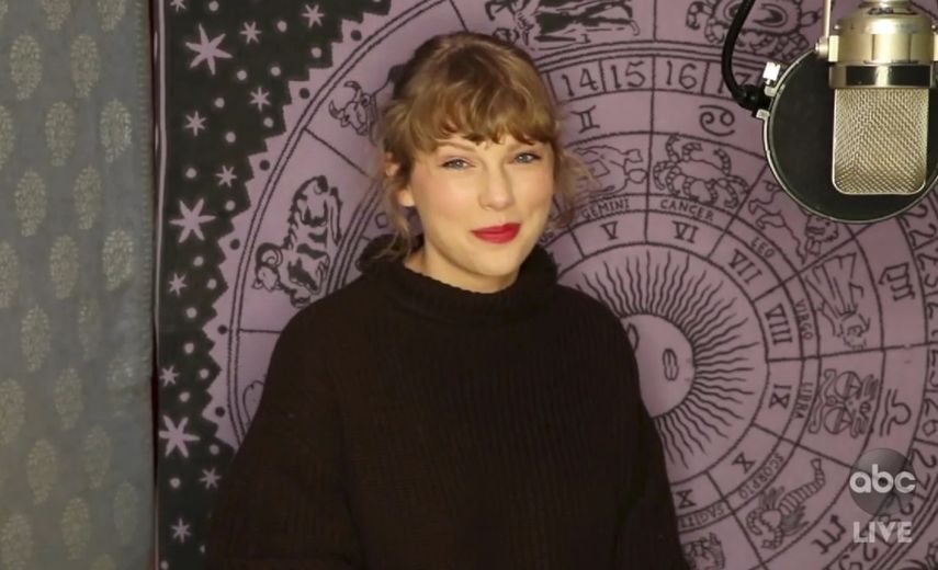 Taylor Swift aceptando el galardón al artista del año durante la ceremonia de los premios American Music en el teatro Microsoft en Los Angeles.