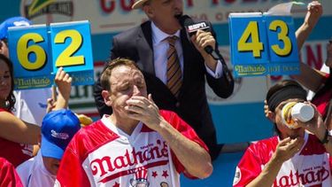 nuevo record en concurso de comer hot dogs