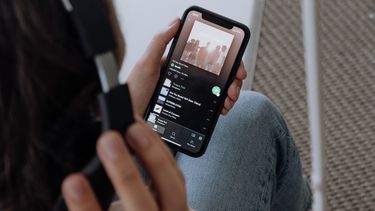 Imagen referencial de un teléfono con la aplicación de Spotify.&nbsp;