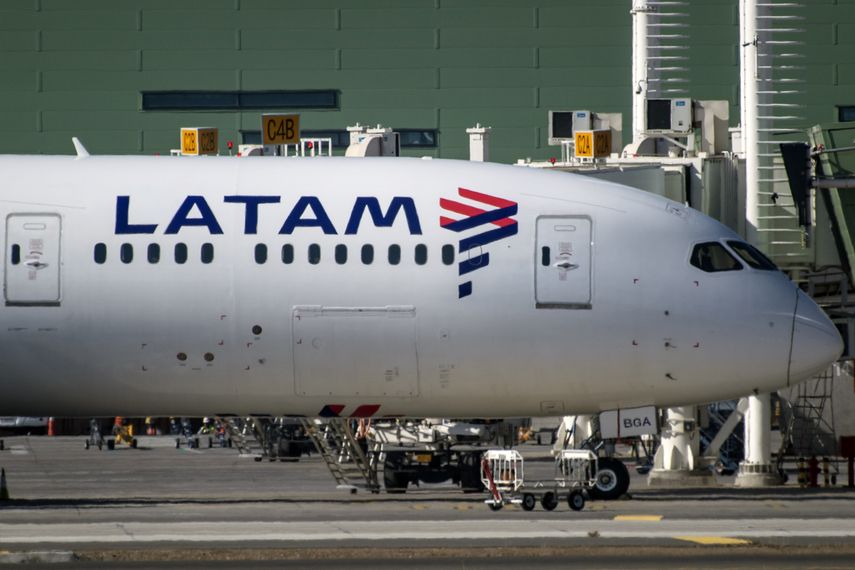 Un avi&oacute;n de la compa&ntilde;&iacute;a a&eacute;rea chileno-brasile&ntilde;a Latam.