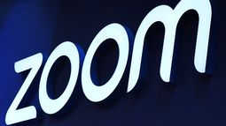 El logo de Zoom Video Communications se ve en el día de la inauguración de la exhibición de integración de sistemas y audiovisuales Integrated Systems Europe (ISE) en Barcelona el 31 de enero de 2023.