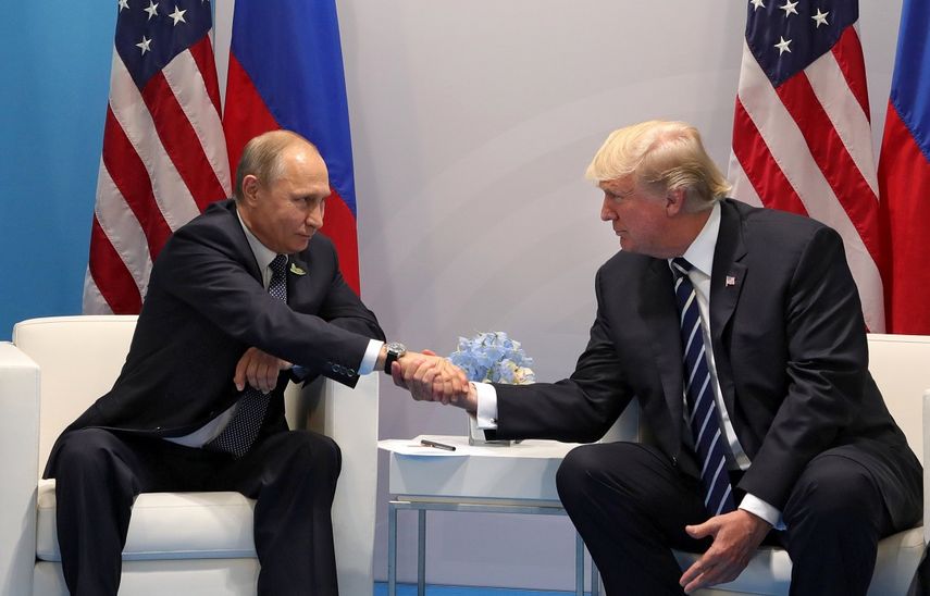 Fotografia de archivo del momento cuando el presidente ruso, Vlad&iacute;mir&nbsp;Putin, converso con el presidente Donald Trump, durante una reuni&oacute;n bilateral en el &aacute;mbito de la cumbre de l&iacute;deres de estado y gobierno del G20, Alemania en julio&nbsp;de 2019.