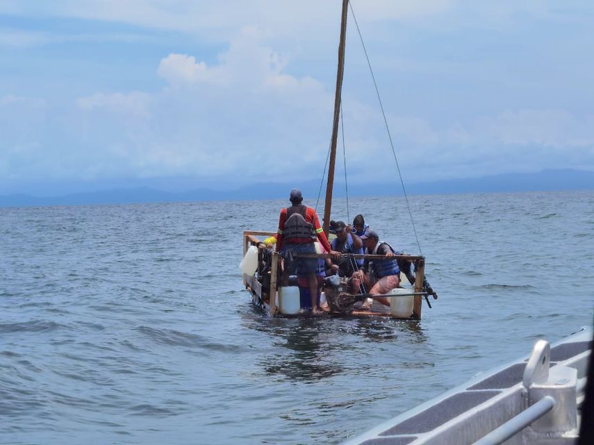 Cuatro&nbsp;cubanos&nbsp;y tres&nbsp;venezolanos&nbsp;que viajaban en una embarcaci&oacute;n artesanal a 12 millas n&aacute;uticas&nbsp;al noroeste de Punta Caribana, en el Caribe colombiano, fueron interceptados por la Armada de Colombia.&nbsp;