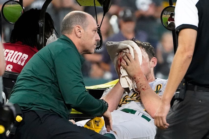 Chris Bassitt, abridor de los Atléticos de Oakland, es retirado del terreno tras ser impactado por un lineazo en el duelo del martes 17 de agosto de 2021, ante los Medias Blancas de Chicag
