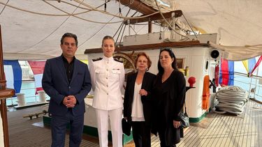 La Princesa Leonor se reúne a bordo del buque escuela Juan Sebastián Elcano con Patricia Llosa y Gonzalo y Morgana Vargas Llosa.&nbsp;