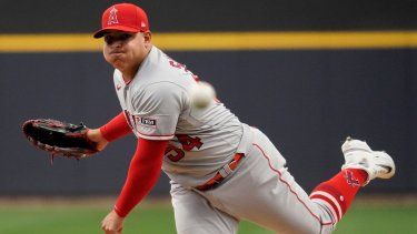 El venezolano José Suárez, de los Angelinos de Los Ángeles, lanza en el juego del domingo 30 de abril de 2023, ante los Cerveceros de Milwaukee&nbsp;