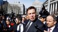 Elon Musk (cen.), dofundador de Tesla, responde a preguntas de los medios a su salida de un Tribunal Federal en Nueva York, el 4 de abril de 2019.&nbsp;
