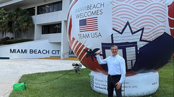 Steven Meiner, alcalde de Miami Beach, posa frente a unas de las grandes pelotas de futbol. Steven Meiner, alcalde de Miami Beach, posa frente a unas de las grandes pelotas de futbol.
