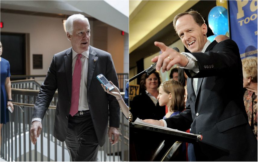De izquierda a derecha, los senadores republicanos John Cornyn y Patrick J. Toomey
