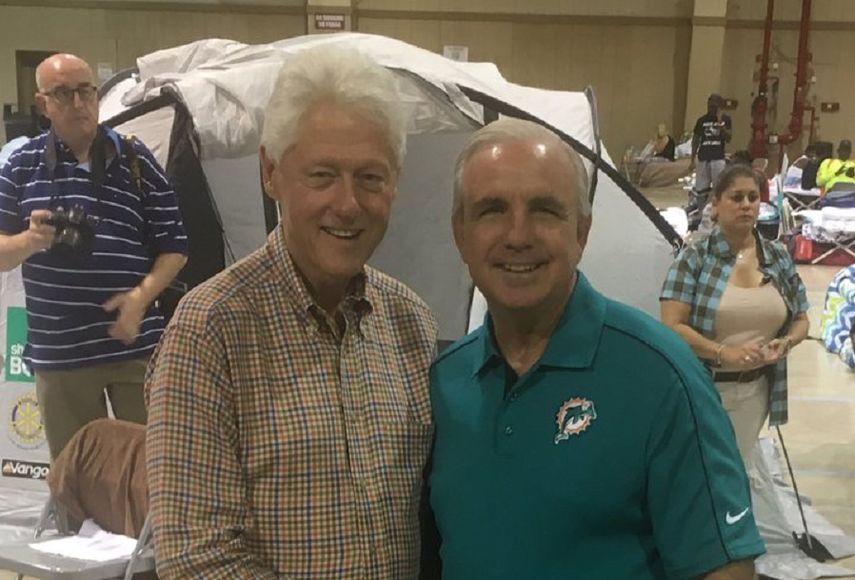 El alcalde Carlos Giménez recibió al expresidente Clinton en su visita al refugio.