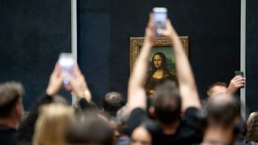 Visitantes toman fotografías del cuadro Mona Lisa (La Gioconda) de Leonardo Da Vinci, en el Museo del Louvre, en París, el 17 de abril de 2024.