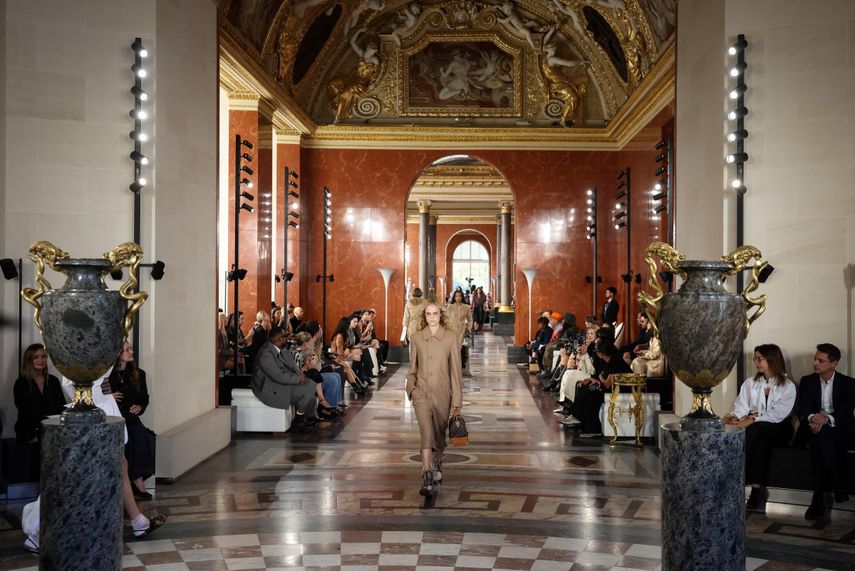 Una modelo presenta una creación de Louis Vuitton para la colección de prêt-à-porter femenina primavera-verano 2026 en el marco de la Semana de la Moda de París, en París, el 30 de septiembre de 2025.&nbsp;