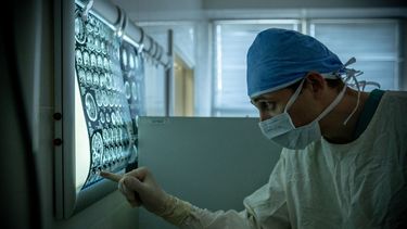 Médico evalúa los resultados de una resonancia magnética.&nbsp;