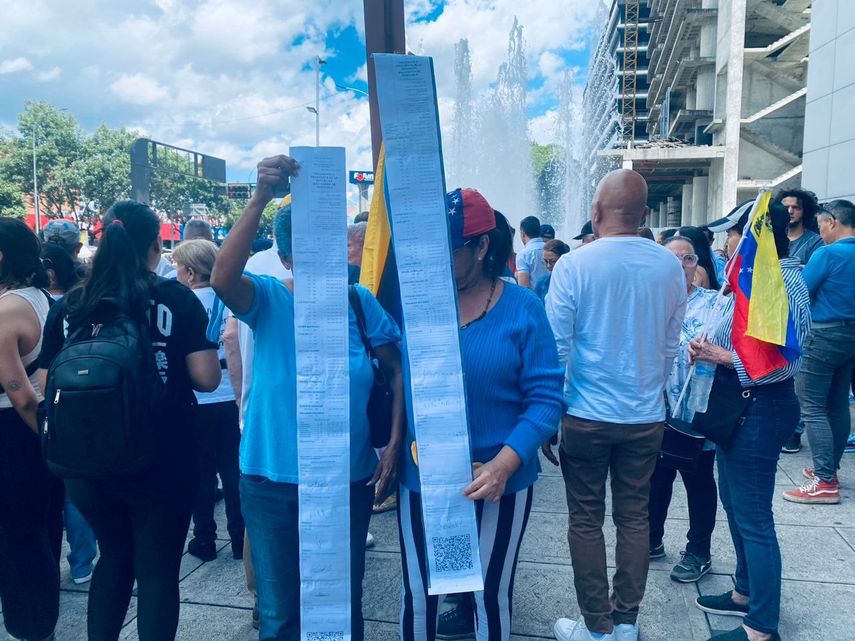 Ciudadanos protestan en Caracas, con actas en manos, en contra del fraude electoral