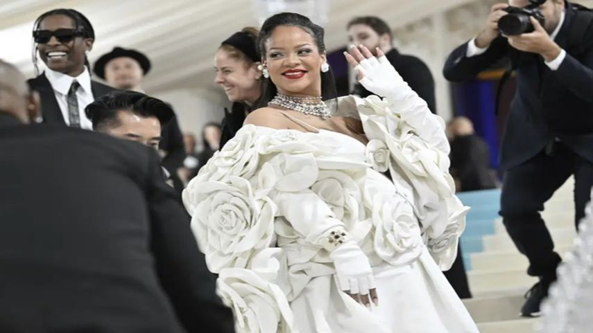 Rihanna llega a la gala del Instituto del Vestido del Museo Metropolitano de Arte para celebrar la inauguración de la exposición Karl Lagerfeld: A Line of Beauty el lunes 1 de mayo de 2023 en Nueva York.