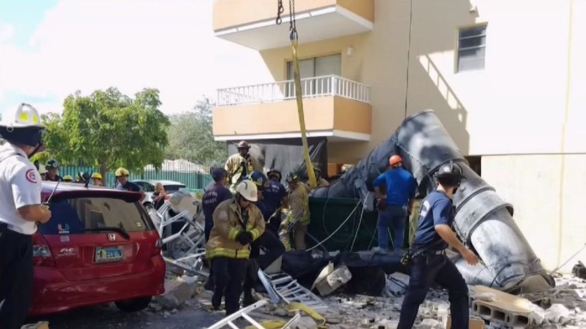 El hombre se encontraba realizando trabajos en el techo de la edificación y cayó dentro del contenedor de basura, atorado por materiales de construcción.