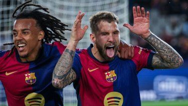 Iñigo Martínez (derecha), del Barcelona, celebra después de anotar el tercer gol de su equipo en un partido, el 25 de febrero de 2025.