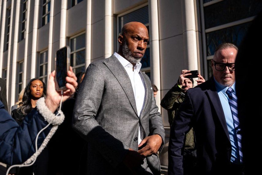 El entrenador de los Trail Blazers de Portland en la NBA,&nbsp;Chauncey Billups, abandona la Corte Federal de Brooklyn, el 24 de noviembre de 2025.