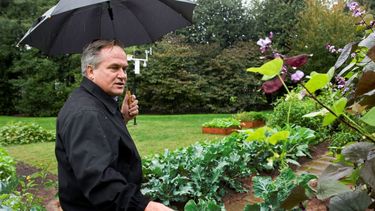 Dale Haney, principal jardinero de la Casa Blanca, habla con la primera dama Michelle Obama en el jardín sur de la residencia presidencial, en Washington, el 15 de octubre de 2009. 
